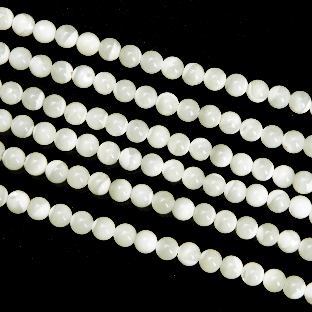 Mother-of-pearl A 6mm pearls on string