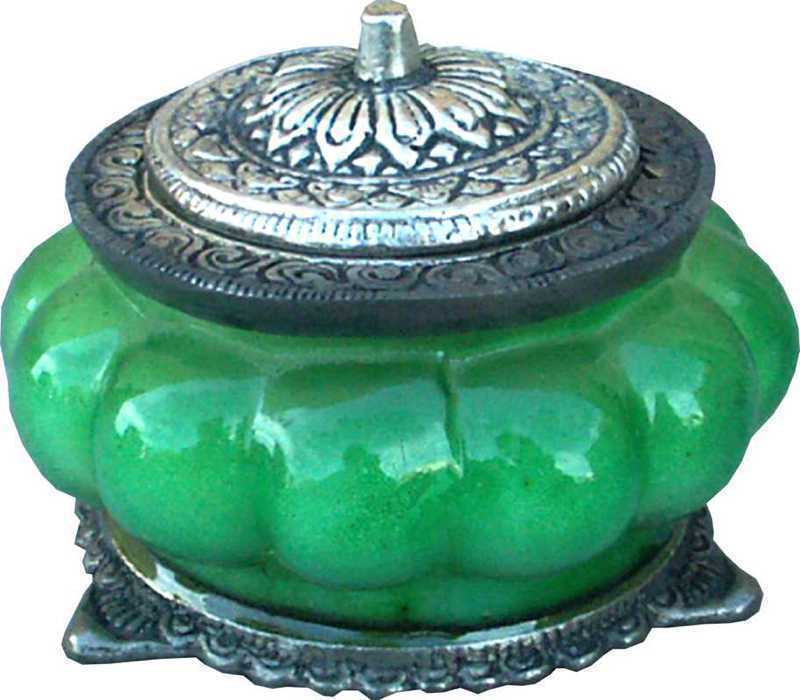 Candela profumata al patchouli in vasetto di metallo e vetro