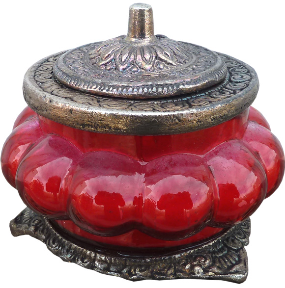 Candela profumata rosa in vaso di metallo e vetro