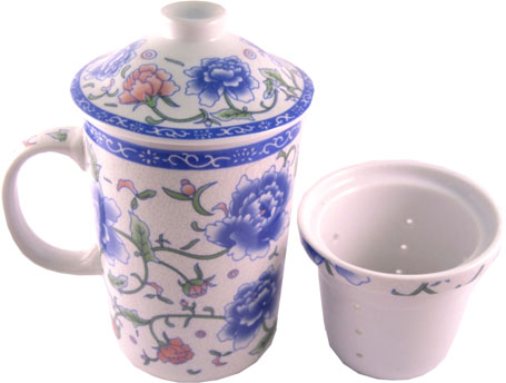 Mug chinois blanc en porcelaine avec fleurs bleus
