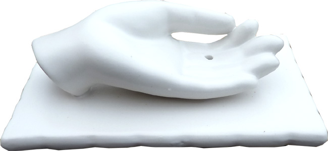 Porte encens main sur socle blanc 13cm