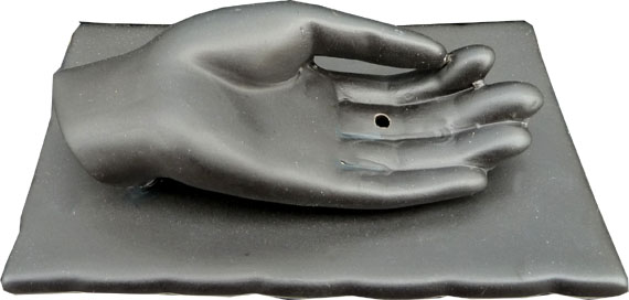 Porte encens main sur socle noir 13cm