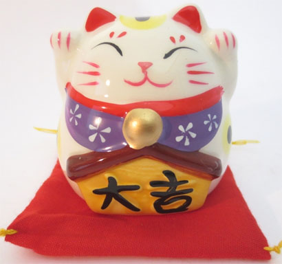 Chat porte bonheur or & mauve avec cloche & coussin tirelire 9cm