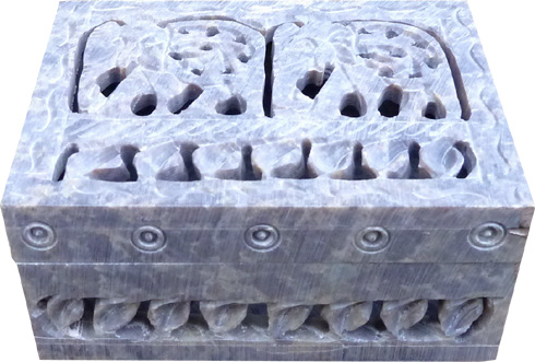 Boite en pierre ciselée motifs 10cm