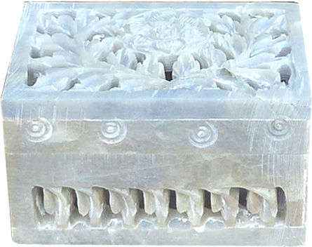 Boite en pierre ciselée motifs 7.5cm
